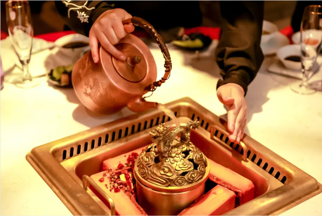 火鍋“新物種”強(qiáng)勢(shì)崛起！“發(fā)酵鍋底”正在升級(jí)火鍋賽道